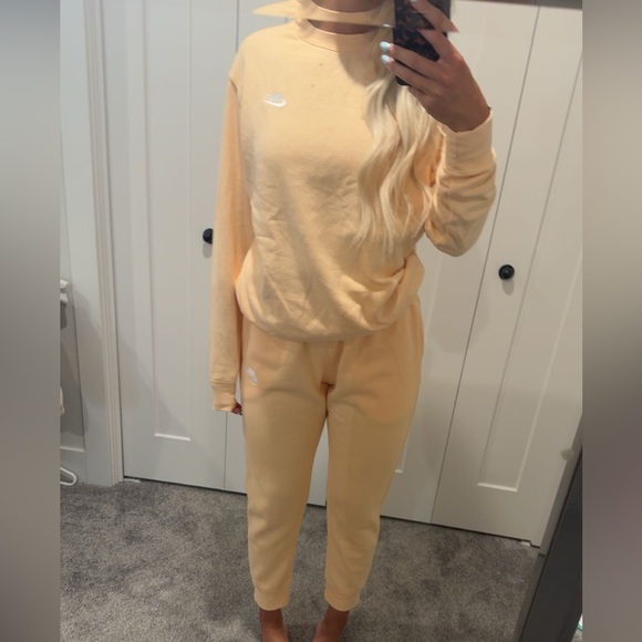 Nike Peach Track Suit - top worn once bottoms still have tag - Picture 1 of 3